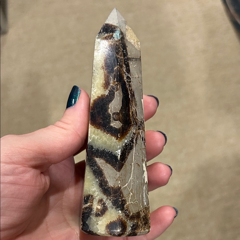 Natural Septarian Stone Obelisk - UV reactive - Picture 5 of 11